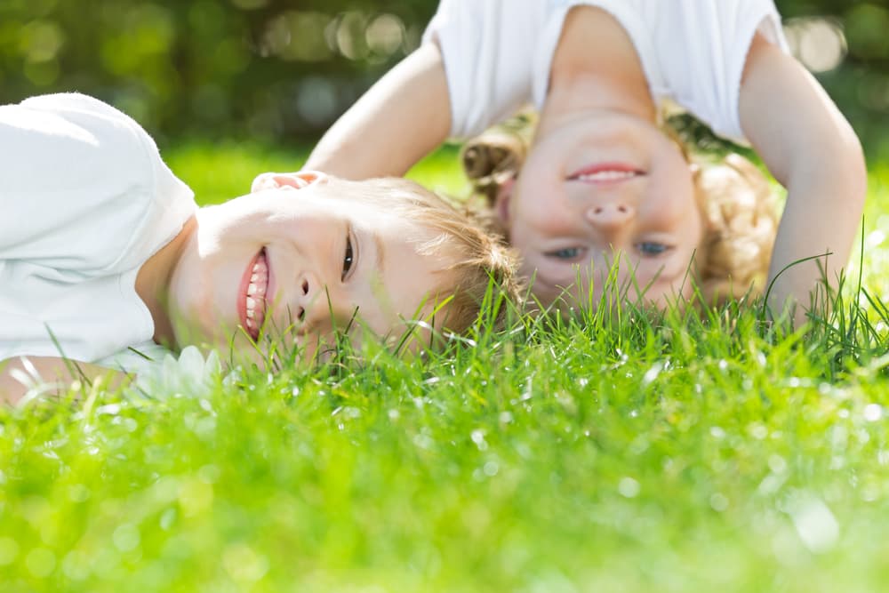 kinderen in het gras